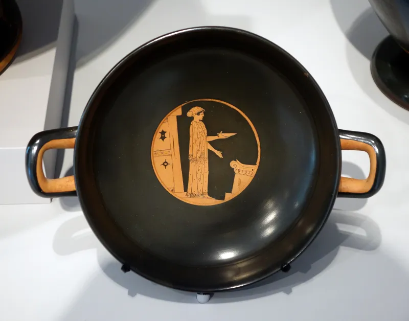Red-Figure Kylix Woman At Altar (Harvard, Sackler Mus 