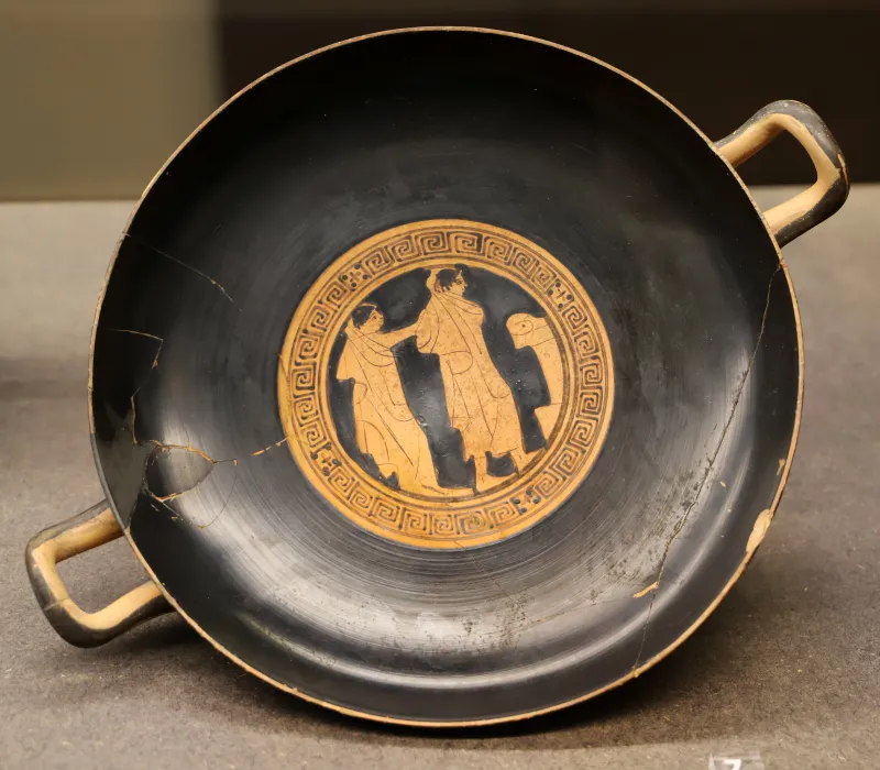 Pittore Angoloso, Kylix Con Scena Sacra Presso Un Altare, Dalla Di Villa Passerini A Bettolle, 450-430 Ac 