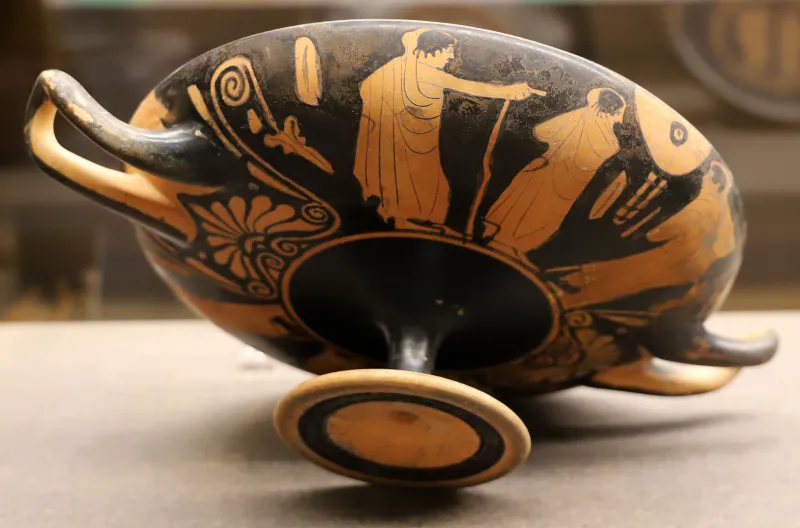 Pittore Angoloso, Kylix Con Scena Sacra Presso Un Altare, Dalla Di Villa Passerini A Bettolle, 450-430 Ac 02 Conversazioni Tra 