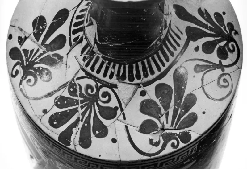 Bowdoin Painter - Shoulder Lekythos Depicting Nike (?) Pouring From A Patera At An Altar - Walters 48257 - 