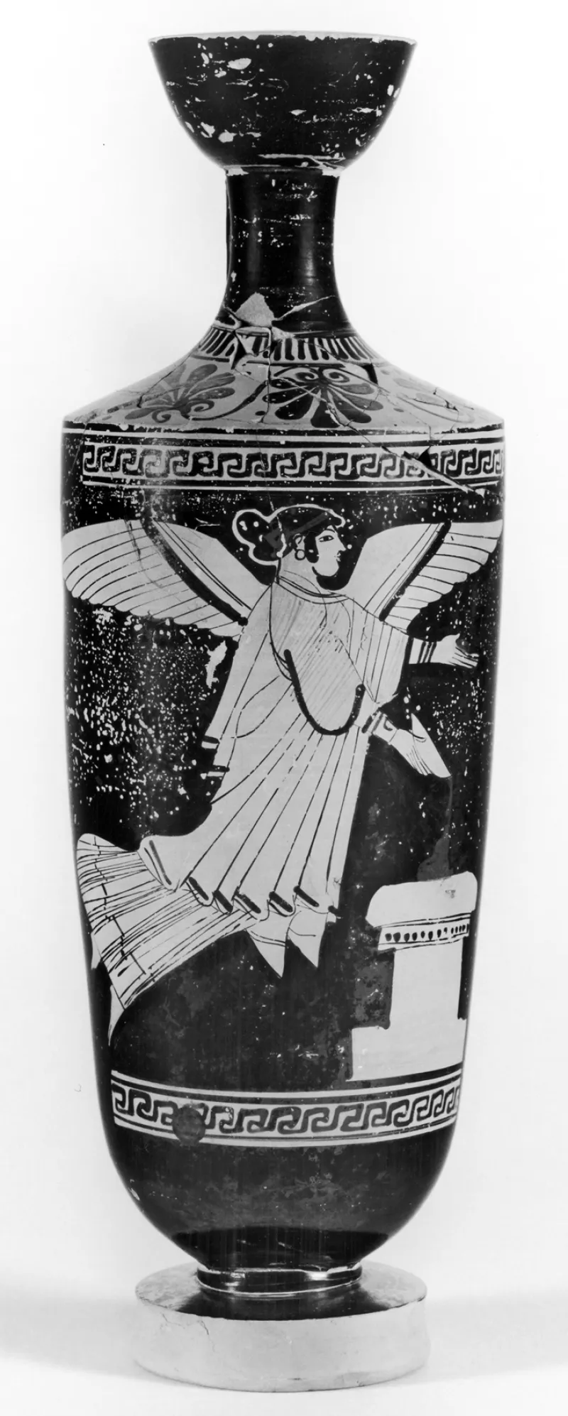 Bowdoin Painter - Shoulder Lekythos Depicting Nike (?) Pouring From A Patera At An Altar - Walters 48257 - Side 