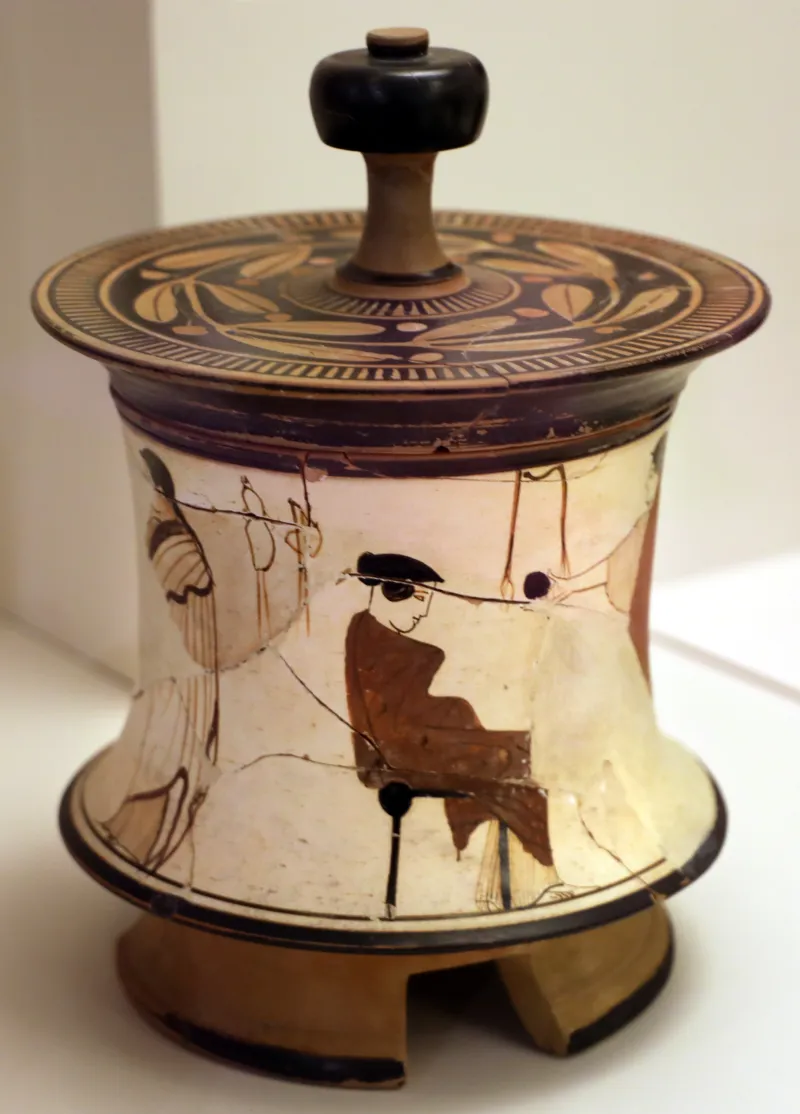 Pisside Attica A Sfondo Bianco, Con Donna Che Tira La Lana Da Un Kalathos, Da Tanagra, Pittore Di Bowdoin, 480-470 Ac 
