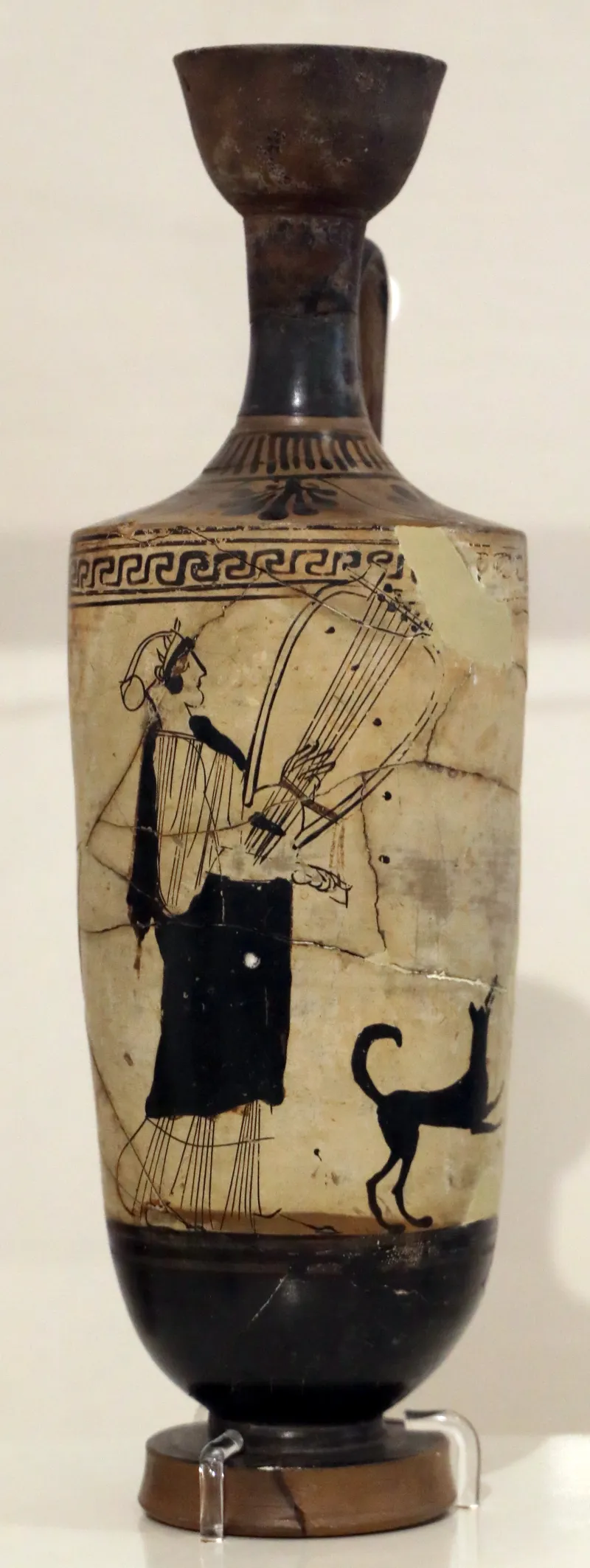 Primo Periodo Classico, Lekythos Attico A Sfondo Bianco Con Donna Con Lira E Cane, Da Pikrodaphni (Phalero), Pittore Di Bowdoin, 480-470 Ac 