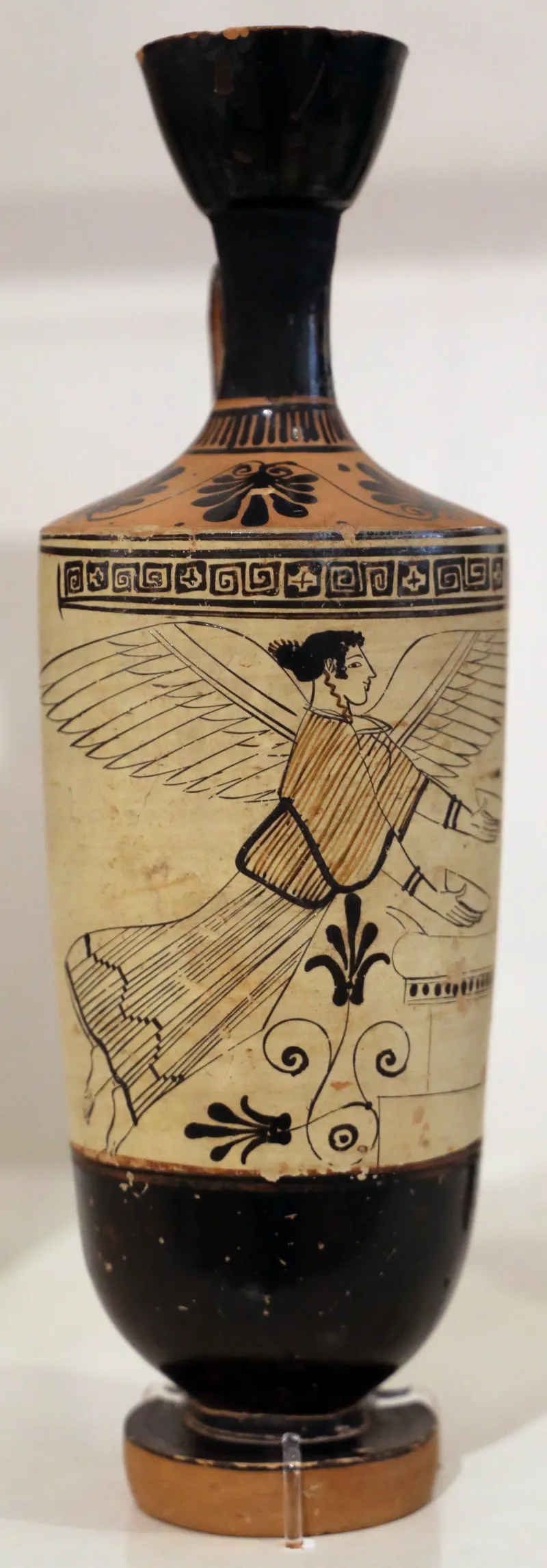 Primo Periodo Classico, Lekythos Attico A Sfondo Bianco Con Nike Con Phialai Che Vola Verso Altare, Da Eretria, Pittore Di Bowdoin, 480-470 Ac 