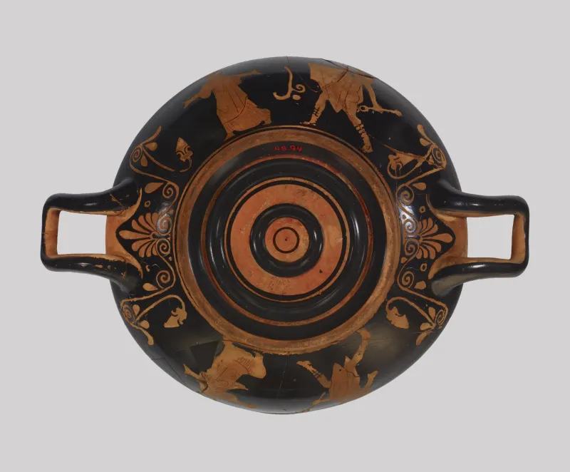 Carlsruhe Painter - Stemless Kylix Depicting Nike And Ruler And Hermes And A Woman - Walters 4894 - 