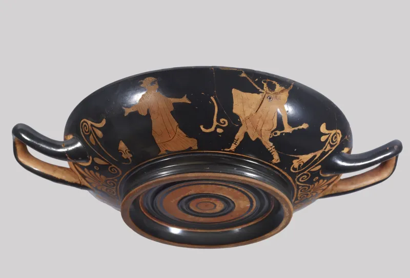Carlsruhe Painter - Stemless Kylix Depicting Nike And Ruler And Hermes And A Woman - Walters 4894 - Side 