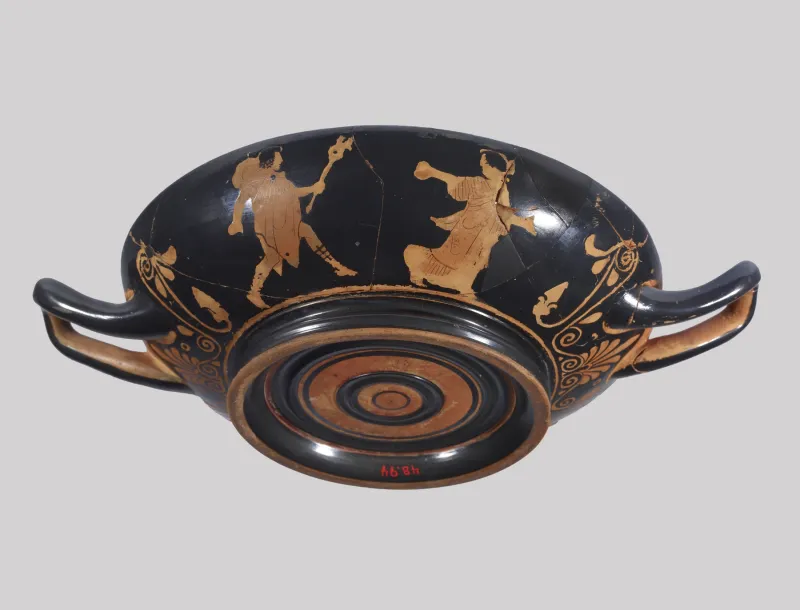 Carlsruhe Painter - Stemless Kylix Depicting Nike And Ruler And Hermes And A Woman - Walters 4894 - Side 