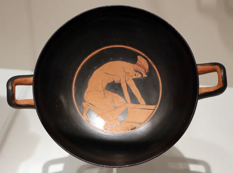 Pittore Di Chaire, Kilyx Con Donna Etera Che Prepara Il Bagno Prendendo Acqua Da Un Pithos, 500 Ac 