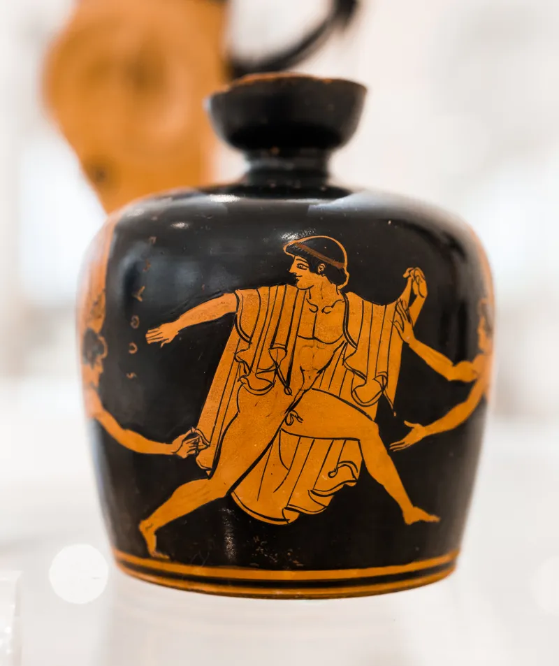 Douris - Arv 447 274 - Two Erotes Attacking Youth - Athens Nam 