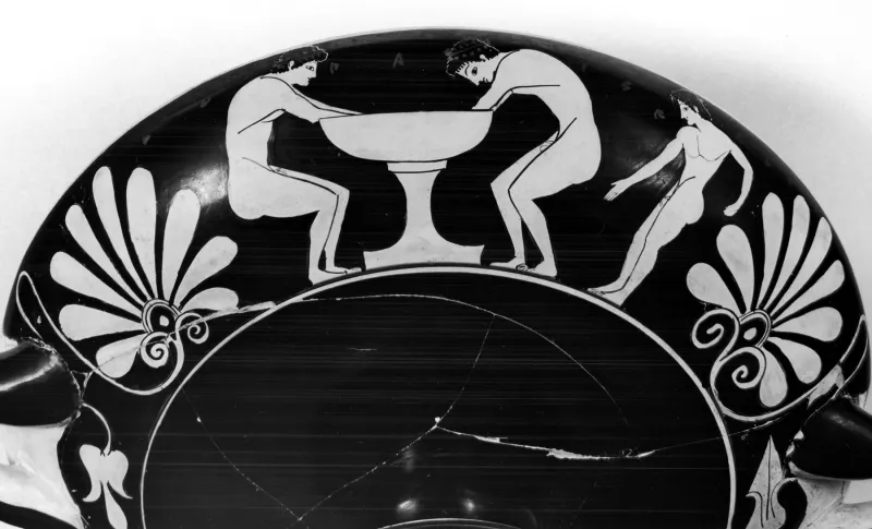 Epeleios Painter - Kylix Depicting A Standing Youth And Two Youths Bathing - Walters 4889 - Side A 