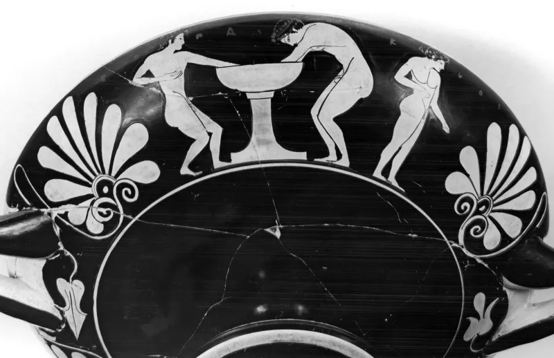 Epeleios Painter - Kylix Depicting A Standing Youth And Two Youths Bathing - Walters 4889 - Side B 