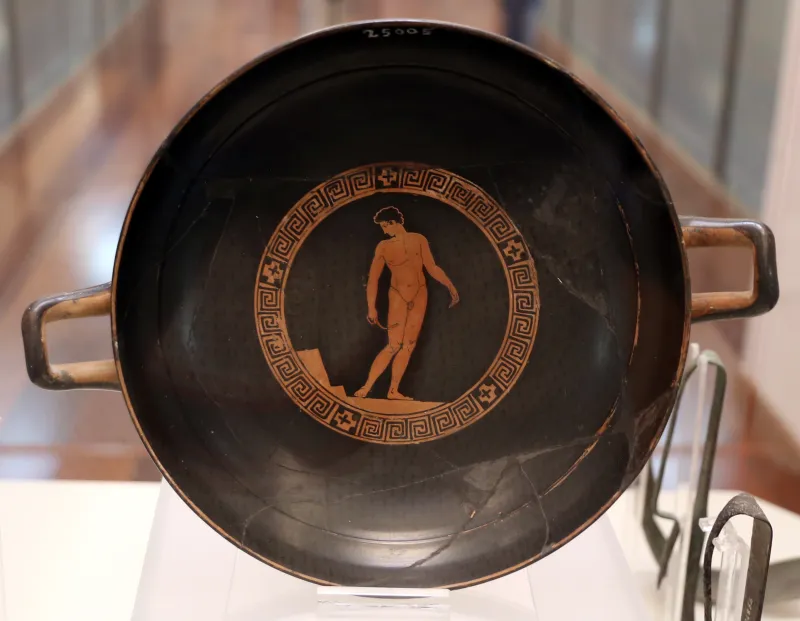 Pittore Di Eretria, Kylix Attica Con Giovane Che Si Deterge Con Strigile, 425 Ac 