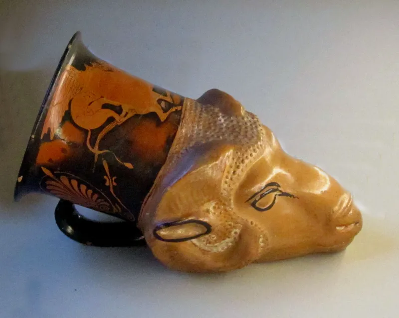 Rhyton De Figura Roja Con Forma De Cabeza De Pintor 