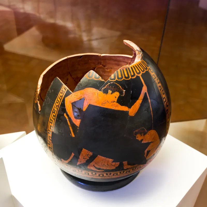 Euphronios - Arv 16 12 - Boy Tying Sandal Of Youth - Youth Playing With Marten - Roma Mnevg - 
