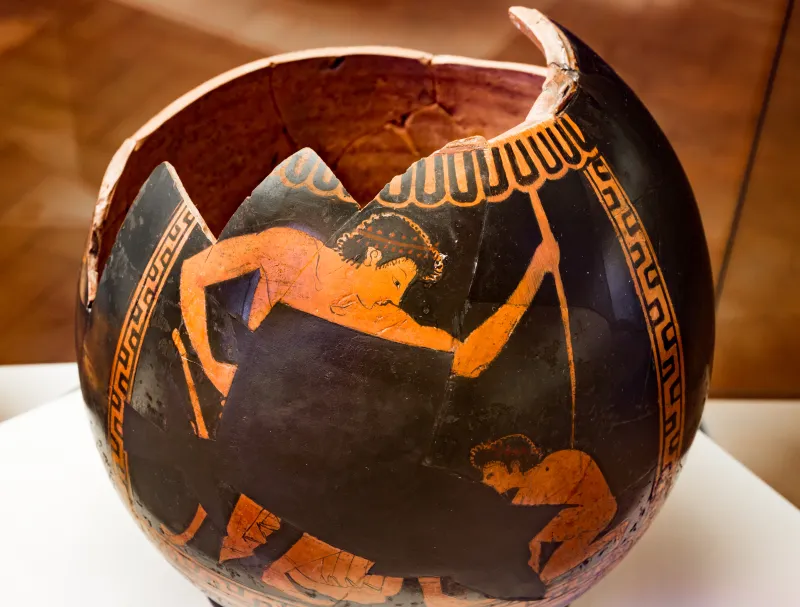 Euphronios - Arv 16 12 - Boy Tying Sandal Of Youth - Youth Playing With Marten - Roma Mnevg - 
