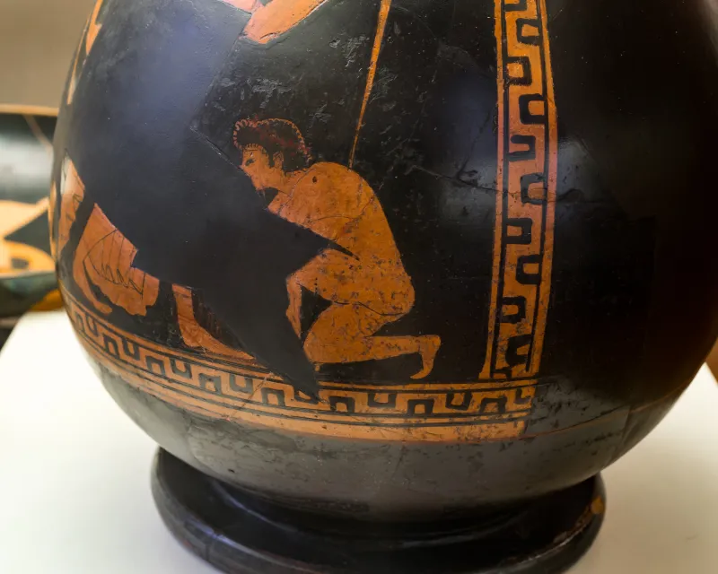 Euphronios - Arv 16 12 - Boy Tying Sandal Of Youth - Youth Playing With Marten - Roma Mnevg - 