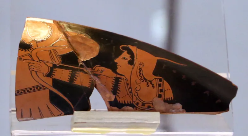 Euphronios, Frammento Di Kylix Attica Con Amazzone Toraxis Che Scocca Una Freccia, 520-510 Ac 