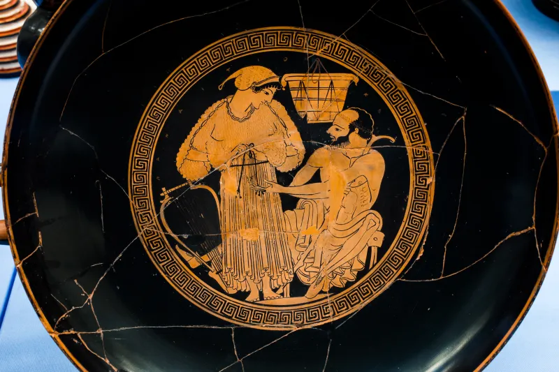 Onesimos Arv 318 2 Woman And Old Man - Herakles Bringing The Boar To Eurystheus - Chariot 