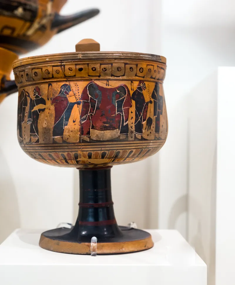 Close To The Group Of Leningrad 1469 - Abv 302 2 - Women Sharing Cloak With Women And Men - Athens Nm 500 - 