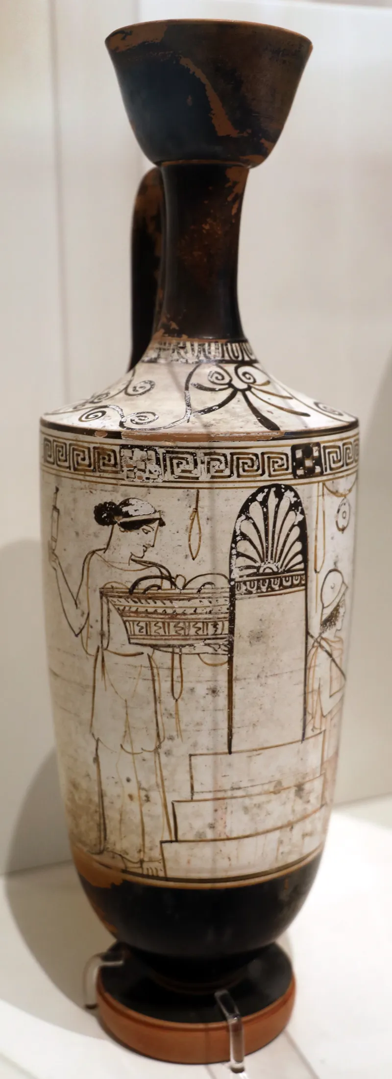 Primo Periodo Classico, Lekythos Attico A Sfondo Bianco Con Giovane Con Elmo Seduto Presso Una Tomba E Donna Che Porta, Da Eretria, Pittore Dell'iscrizione, 450 Ac Ca, 