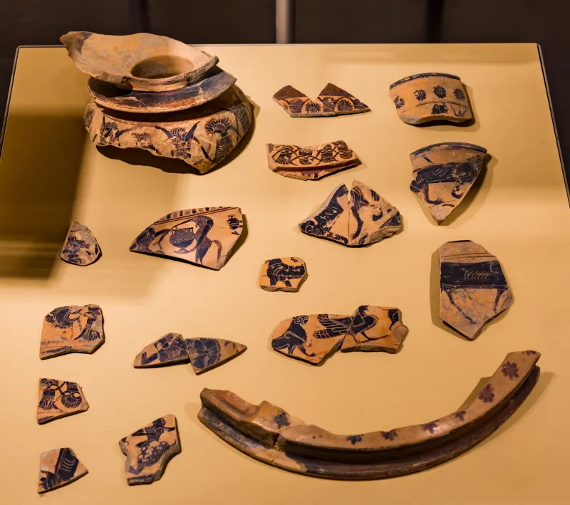 Kx Painter And Other Fragments - Abv Extra - Satyrs Preparing For Symposion - Cortona Maec - 