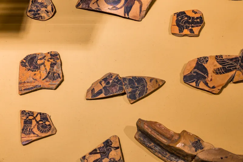 Kx Painter And Other Fragments - Abv Extra - Satyrs Preparing For Symposion - Cortona Maec - 