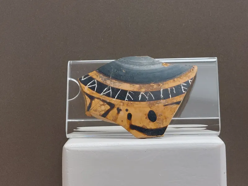 Segesta - Fragment De Coupe Attique À Figures Noires Avec Inscription 