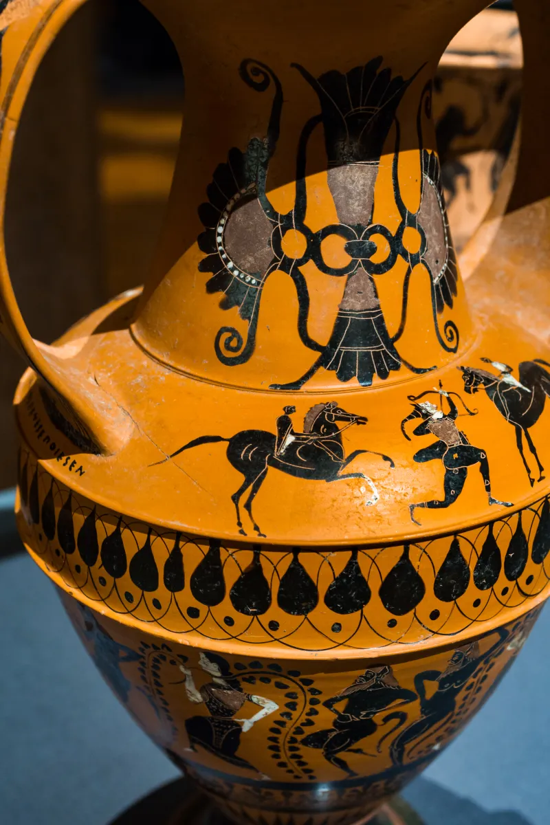 N Painter - Abv 219 21 - Amazon Archer Between Horsemen - Thiasos Of Satyrs And Maenads - Wien Khm As Iv 3605 - 