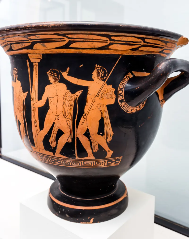 Nikias Painter - Arv 1333 Extra - Komos - Three Draped Youths - Montesarchio Mandsc 110782 - 