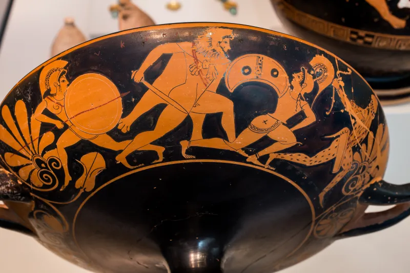 Oltos Arv 62 85 Young Warrior Arming - Herakles Fighting Amazons 