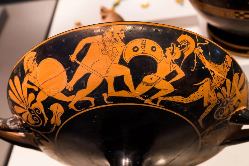 Oltos Arv 62 85 Young Warrior Arming - Herakles Fighting Amazons 