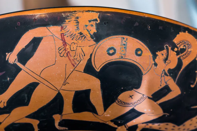Oltos Arv 62 85 Young Warrior Arming - Herakles Fighting Amazons 