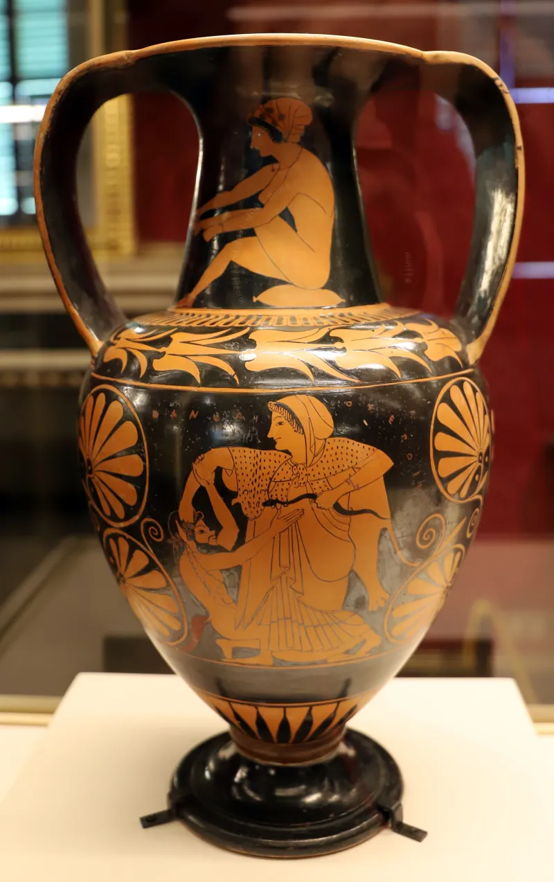 Pamphaios E Olthos, Anfora Nicostenica Attica Con Donne Che Si Allacciano I Sandali, 520-510 Ac (Louvre) 