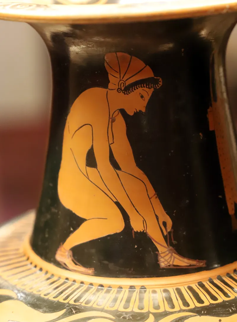 Pamphaios E Olthos, Anfora Nicostenica Attica Con Donne Che Si Allacciano I Sandali, 520-510 Ac (Louvre) 