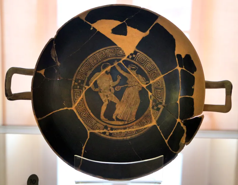 Pittore Di Londra E 777, Kylix Con Satio, Menade, Scena Di Conversazione, R, 430 Ac 