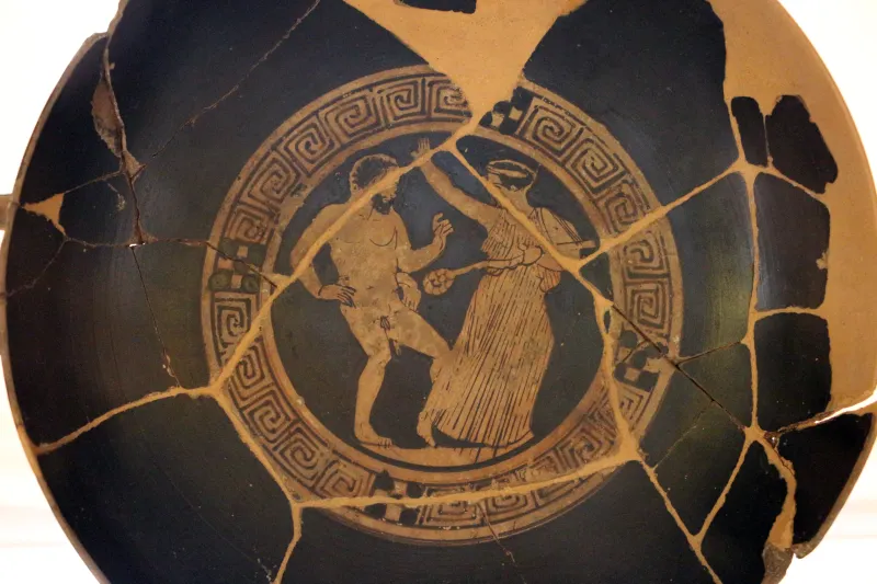 Pittore Di Londra E 777, Kylix Con Satio, Menade, Scena Di Conversazione, R, 430 Ac 