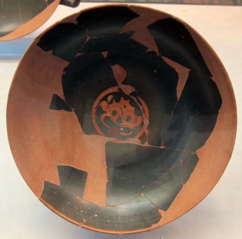 Pittore Del Louvre F120, Kylix A Occhioni Con Gorgoneion, 510-500 