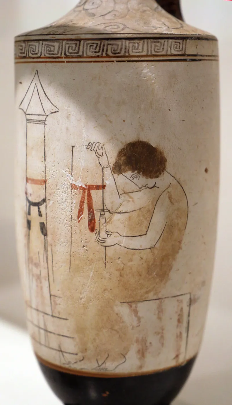 Periodo Classico, Lekythos A Sfondo Bianco Con Giovani Presso Due Stele Funebri, Da Anavyssos, Pittore Di Monaco 2335, 420 19354, 