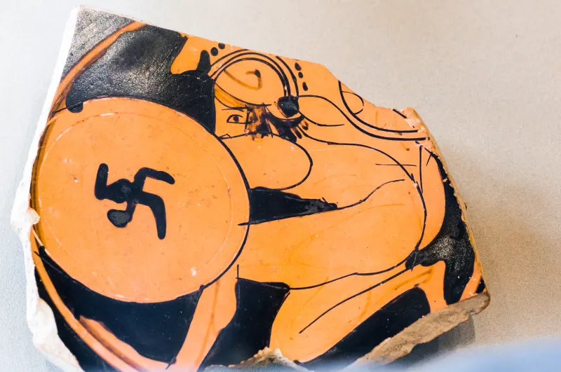 Pithos Painter Arv 139 14 Crouching Warrior With Helmet And 