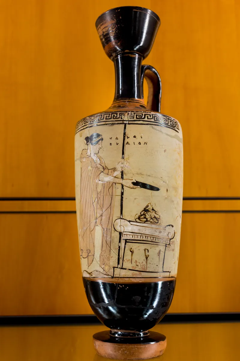 Providence Painter Arv 643 116 Hera Pouring A Libation Over An 