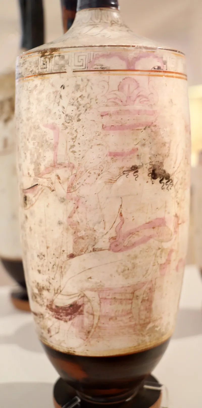 Periodo Classico Tardo, Lekythos Attico A Sfondo Bianco Con Giovane Presso Sua Tomba Tra Guerriero E Uomo Barbuto, Da Eretria, Pittore Di Quadrate, 420 Ac 1954, 