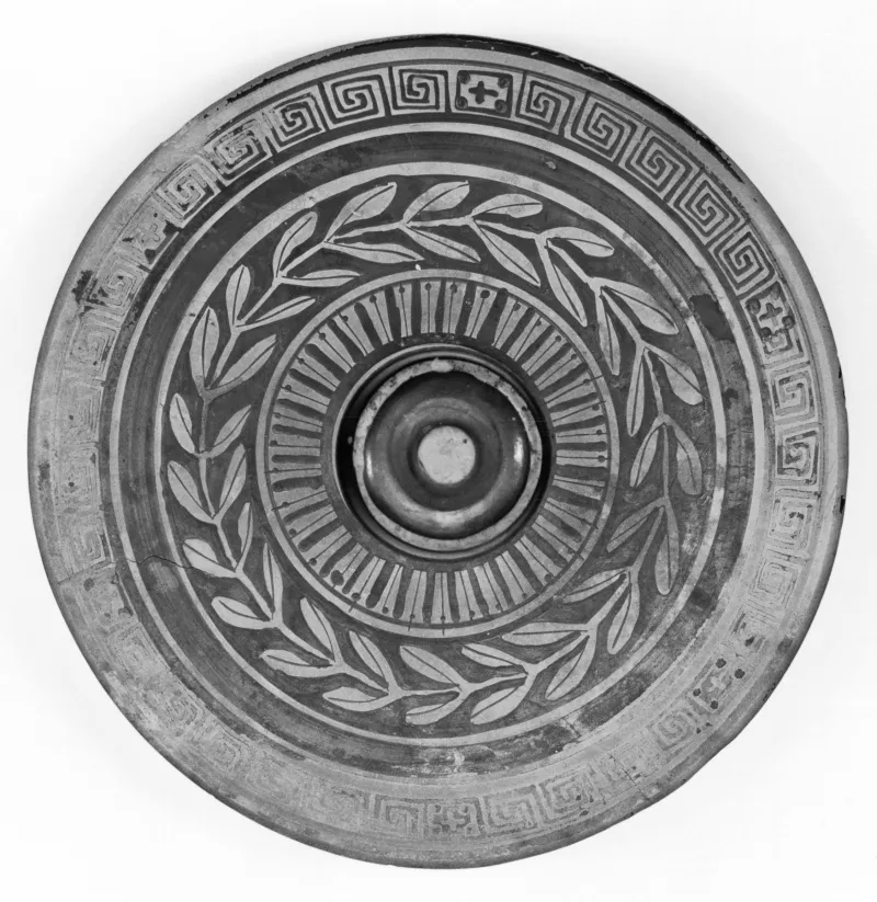 Sotheby Painter - White-Ground Pyxis With Maenads - Walters 482019 - 