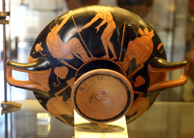 Pittore Di Tarquinia, Kylix Attica Con Giovane Che Versa Liquido E Flautist Tra Uomioni Seduti, 460-450 Ac 