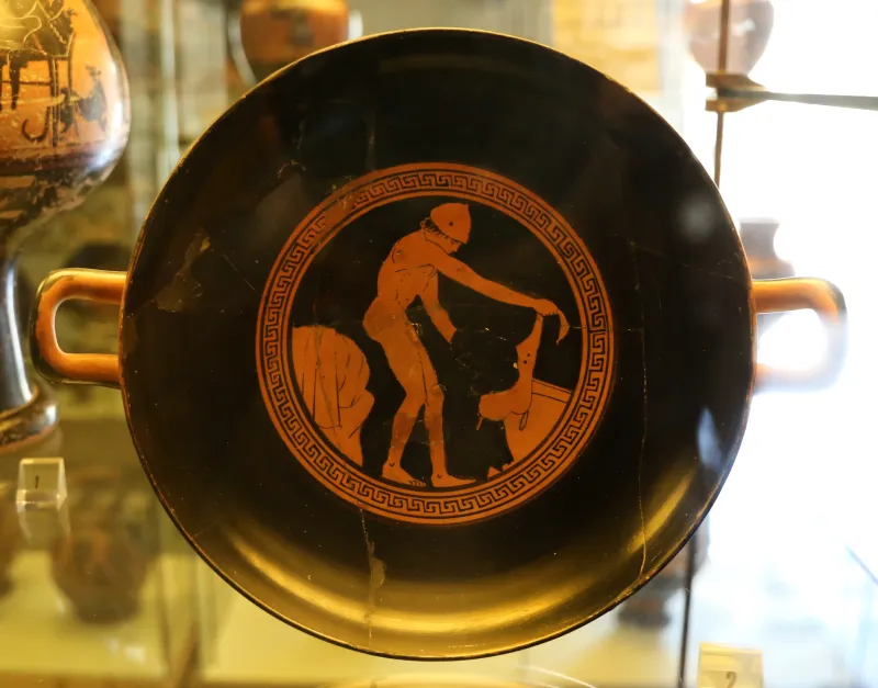 Pittore Di Tarquinia, Kylix Attica Con Giovane Che Versa Liquido E Flautist Tra Uomioni Seduti, 460-450 Ac 