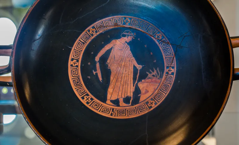 Villa Giulia Painter Arv 626 105 Draped Youth With Staff And Kylix At Altar - Komos 
