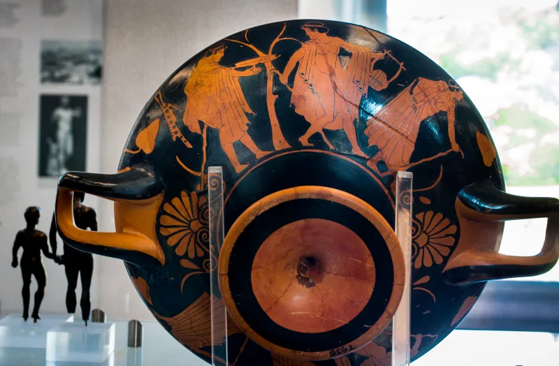 Villa Giulia Painter Arv 626 105 Draped Youth With Staff And Kylix At Altar - Komos 